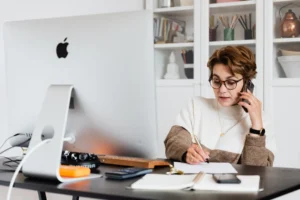 femme qui travaille sur un ordinateur fixe apple